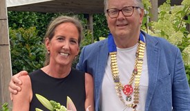 Es ist vollbracht: Dr. Ulrike Puhlmann hat die Amtsketten an ihren Nachfolger Dr. Siegfried Heuer übergeben.