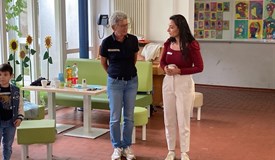 Dr. Andrea Frank (l.) und Dilek Irmak, Leiterin der Städtischen Gemeinschaftsgrundschule Südschule Bielefeld.