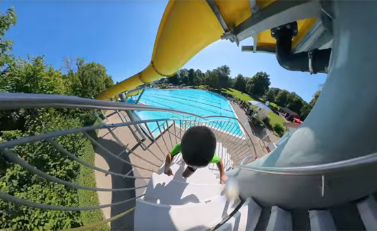 Auf den Besuch im Freibad müssen Kinder vorbereitet werden (Bildausschnitt).