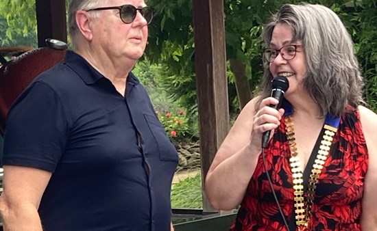 RC Präsidentin Stefanie Niedermeier bekam von ihrem Vorgänger Dr. Siegfried Heuer die Amtskette überreicht.